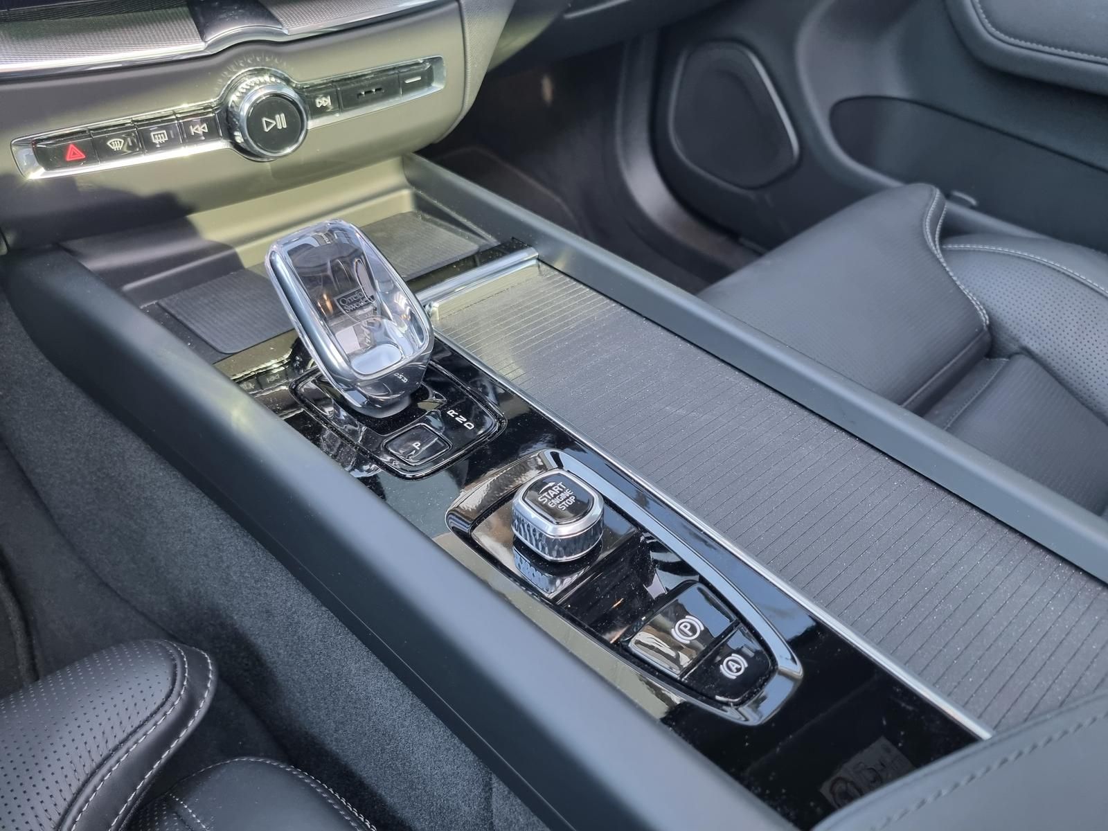 Fahrzeugabbildung Volvo XC60 T8 Ultra Black Ed. 'Massage, Luftfahrwerk'