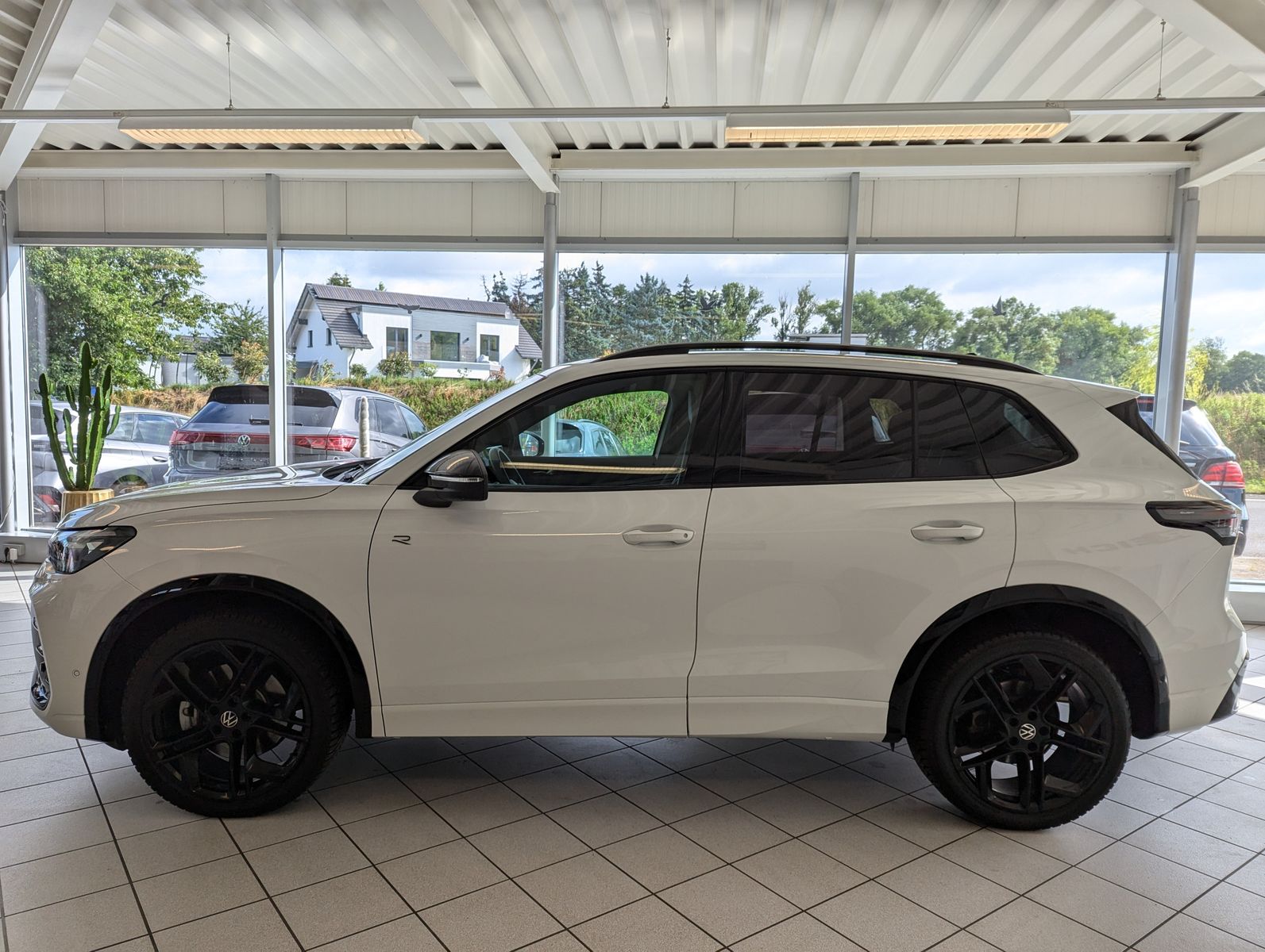 VW Tiguan 2.0TDI R-Line 4M Pano Black AHK Matrix 20 - Image 4