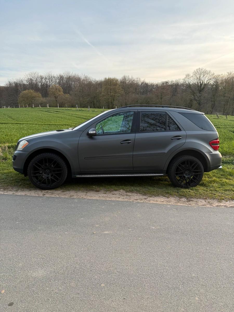Mercedes-Benz ML500 2005 — салон