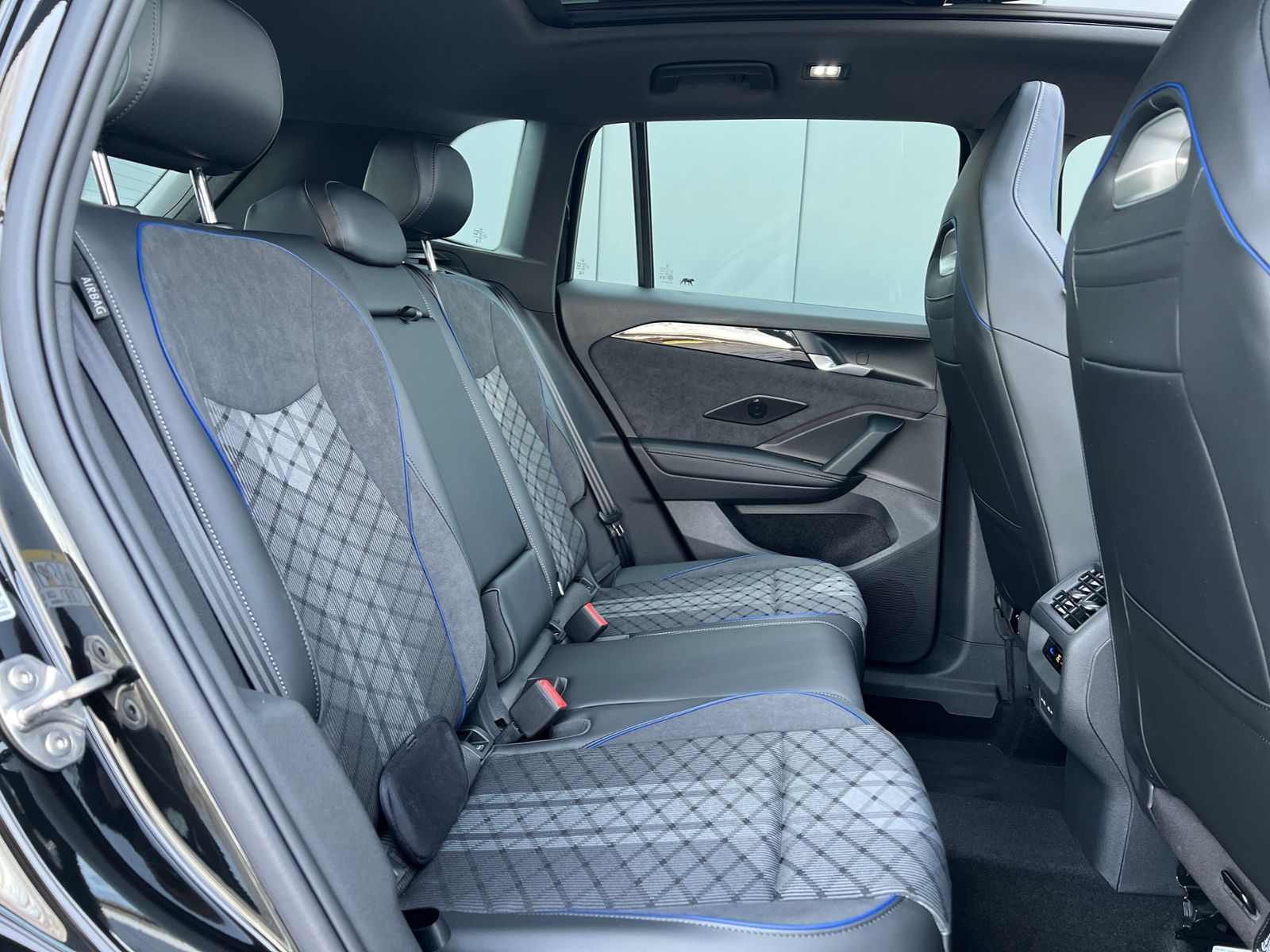 Fahrzeugabbildung Volkswagen Tiguan R-Line 1.5 eTSI DSG *AHK, ACC, IQ.Light,