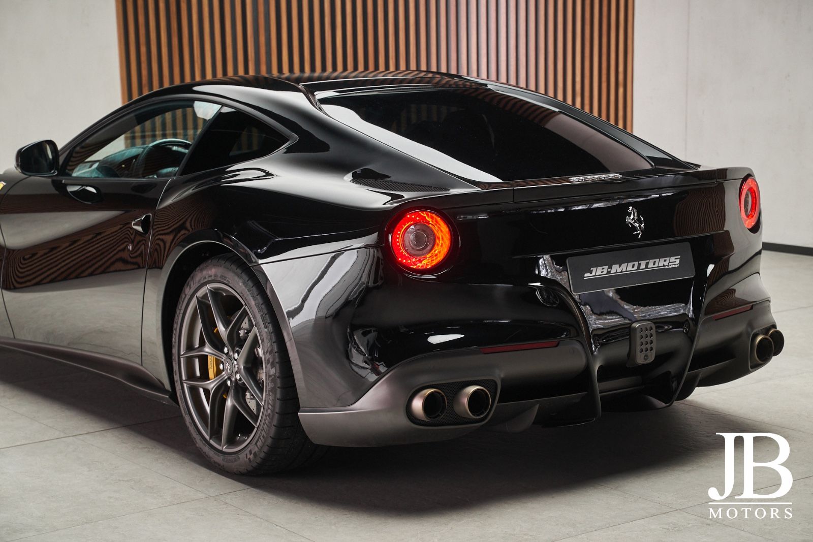 Fahrzeugabbildung Ferrari F12 Carbon Lift LED JBL Kamera Electric Seats