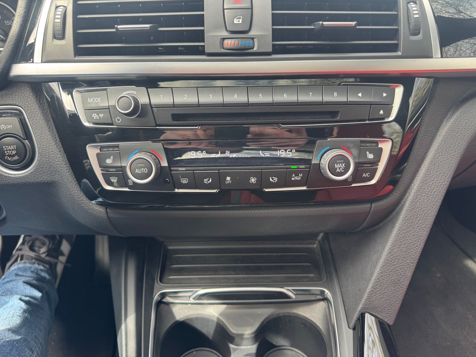 Fahrzeugabbildung BMW 330 xDrive Sport Line Panorama+HUD+erst 37500km