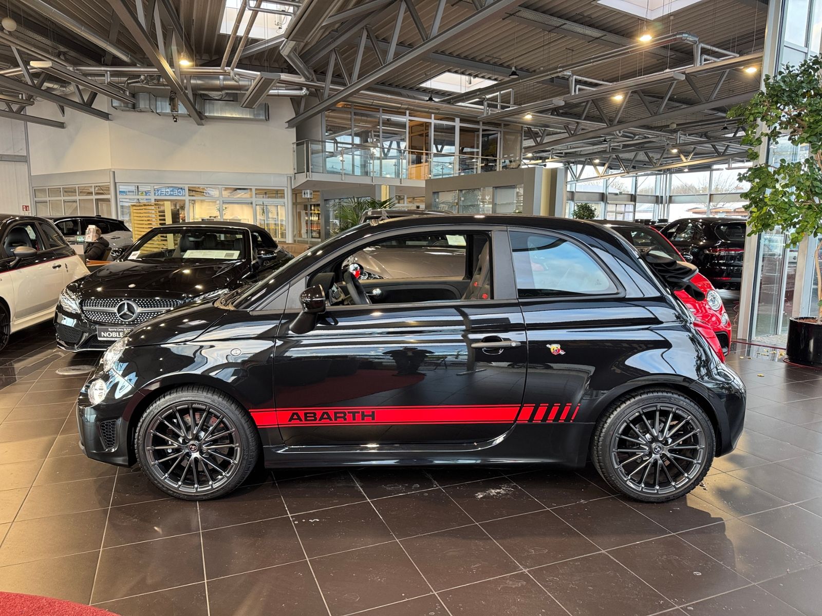 Fahrzeugabbildung Abarth 695C SABELT KLIMA BEATS NAV PDC ALU