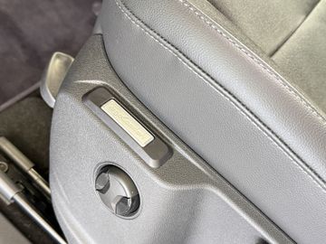 Volkswagen Caddy Maxi eHYBRID DSG STYLE ACC KAM 7SITZ AHK