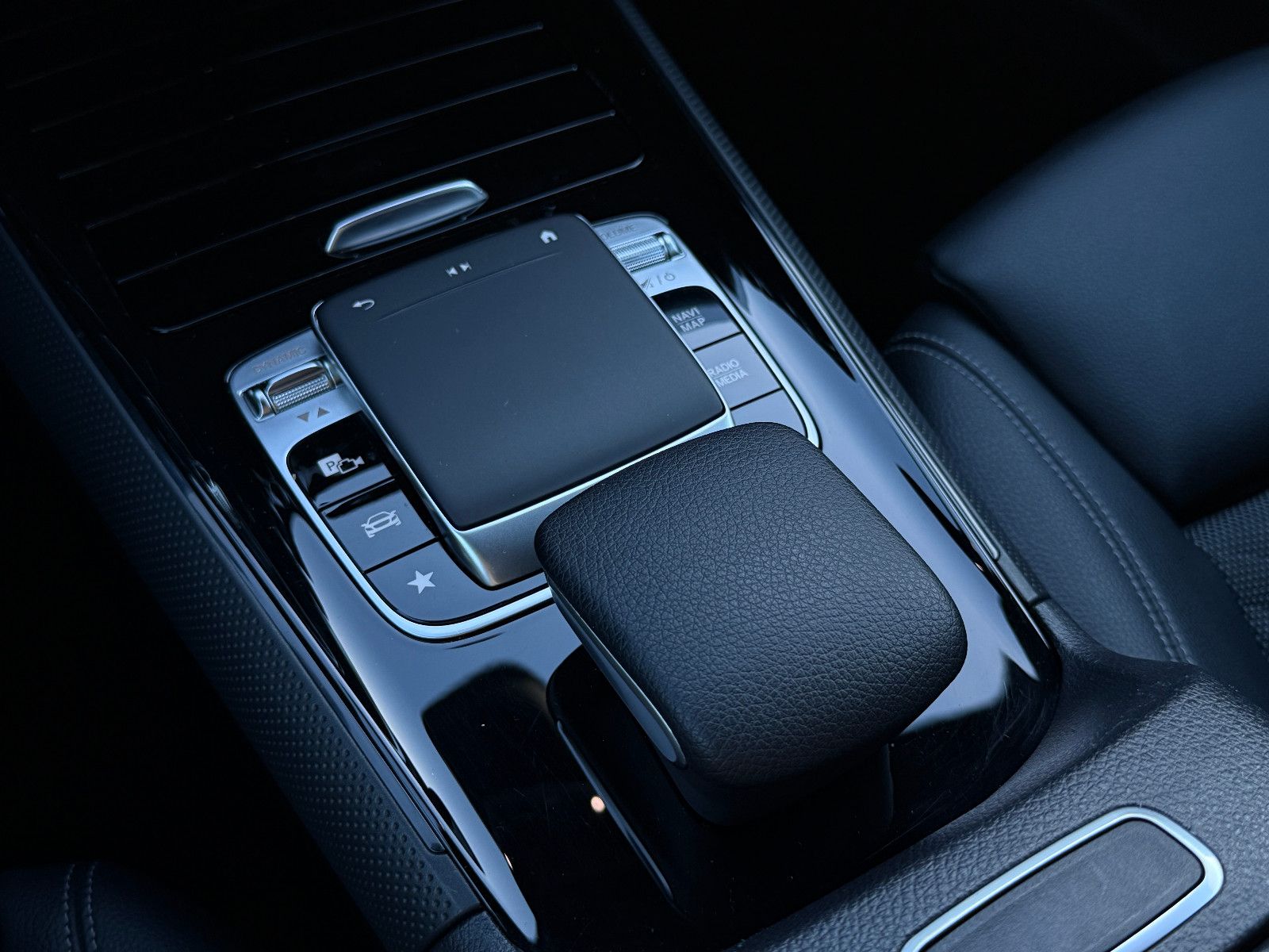 Fahrzeugabbildung Mercedes-Benz GLB 220d 4Matic Aut AHK DAB Navi Memory SHZ PDC