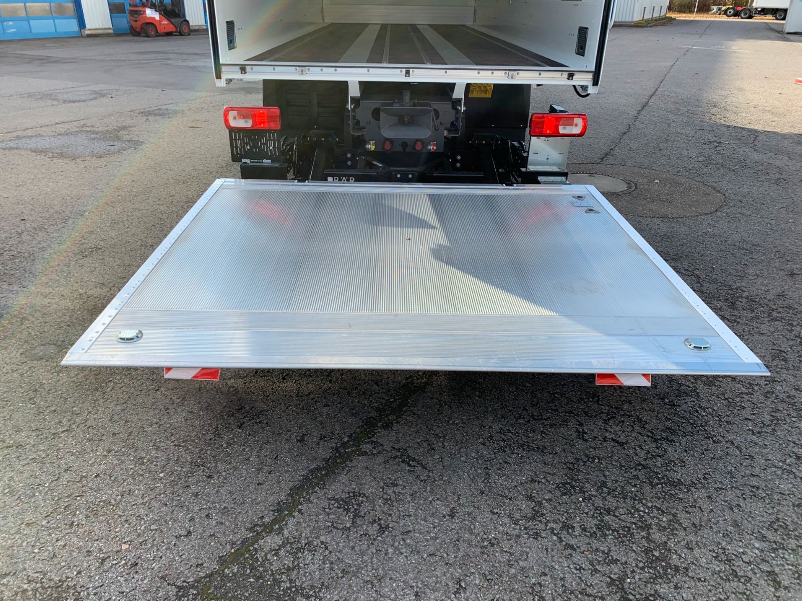 Fahrzeugabbildung DAF FA XD 370 zikun Swing-Board-Aufbau