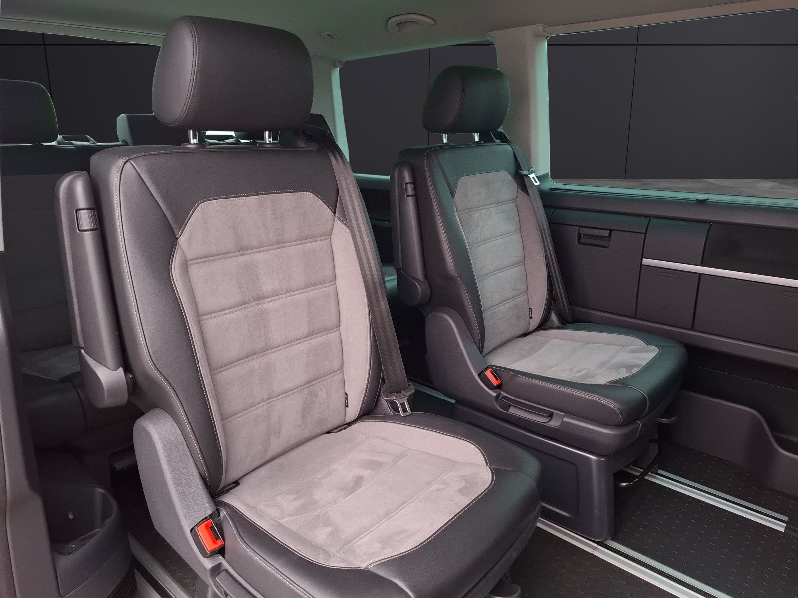 Fahrzeugabbildung Volkswagen T6.1 Multivan TDI Generation Six DSG Standhzg. L