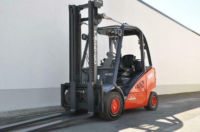 Linde H30D-01 mit Seitenschieber