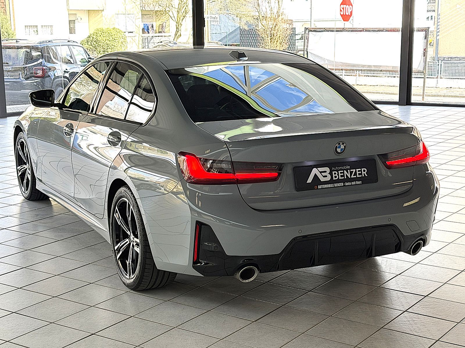 Fahrzeugabbildung BMW 320 d M Sport/M-PAKET/LED/SHADOW-LINE/AMBIENTE