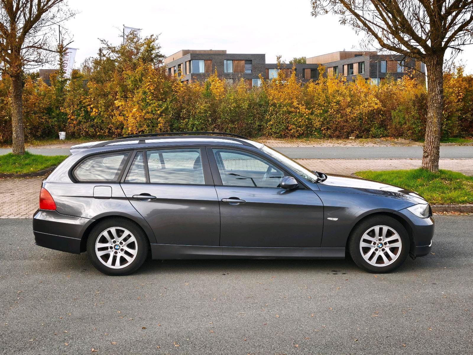 BMW 320 2006 — rear view