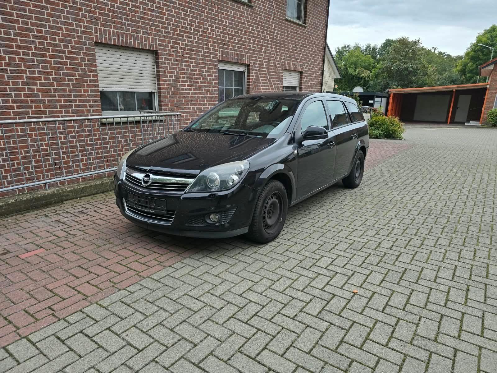 Opel Astra 2009 — rear view