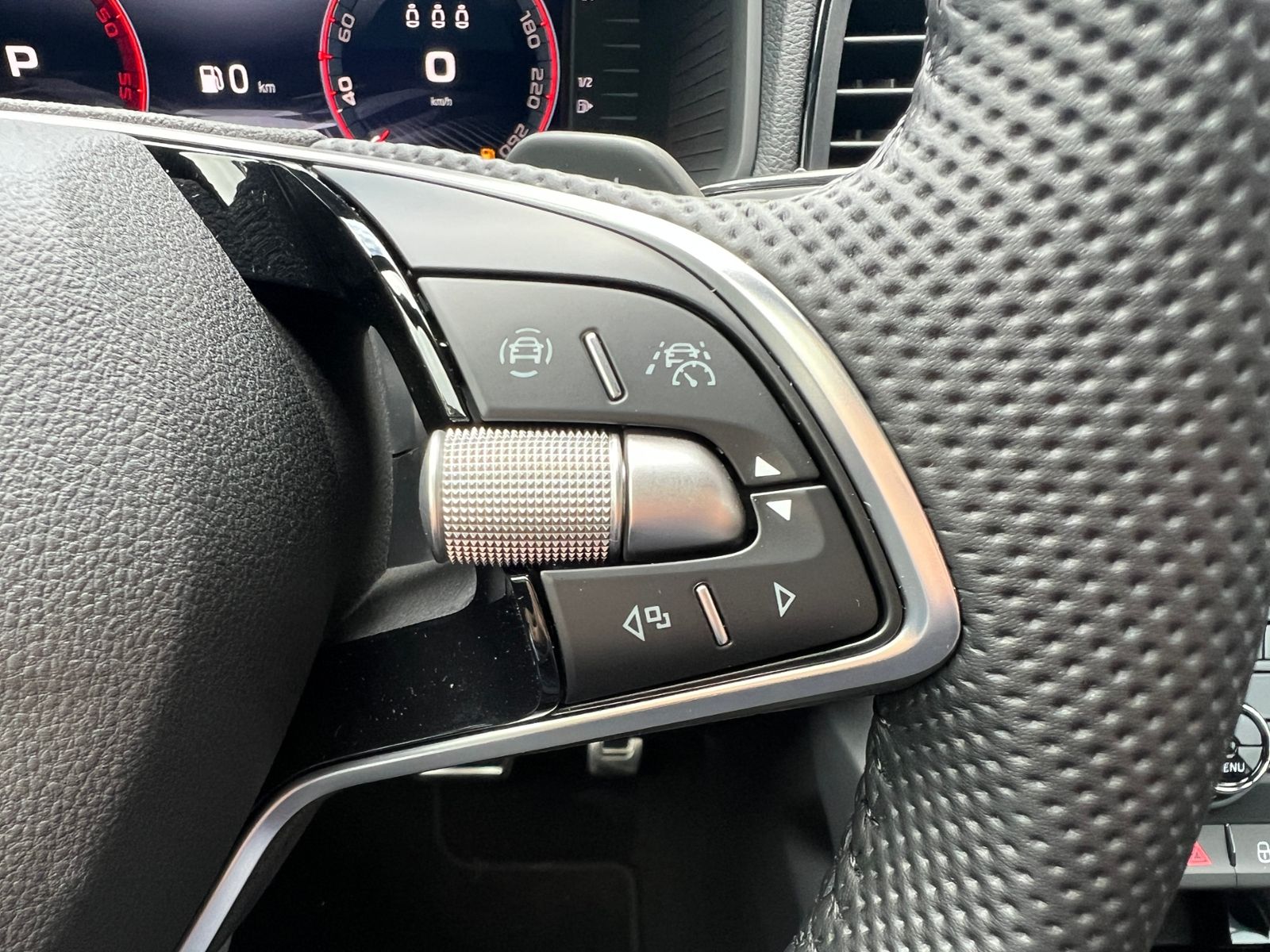 Fahrzeugabbildung SKODA Karoq Sportline 2.0 TDI DSG *CANTON, AHK, Navi,