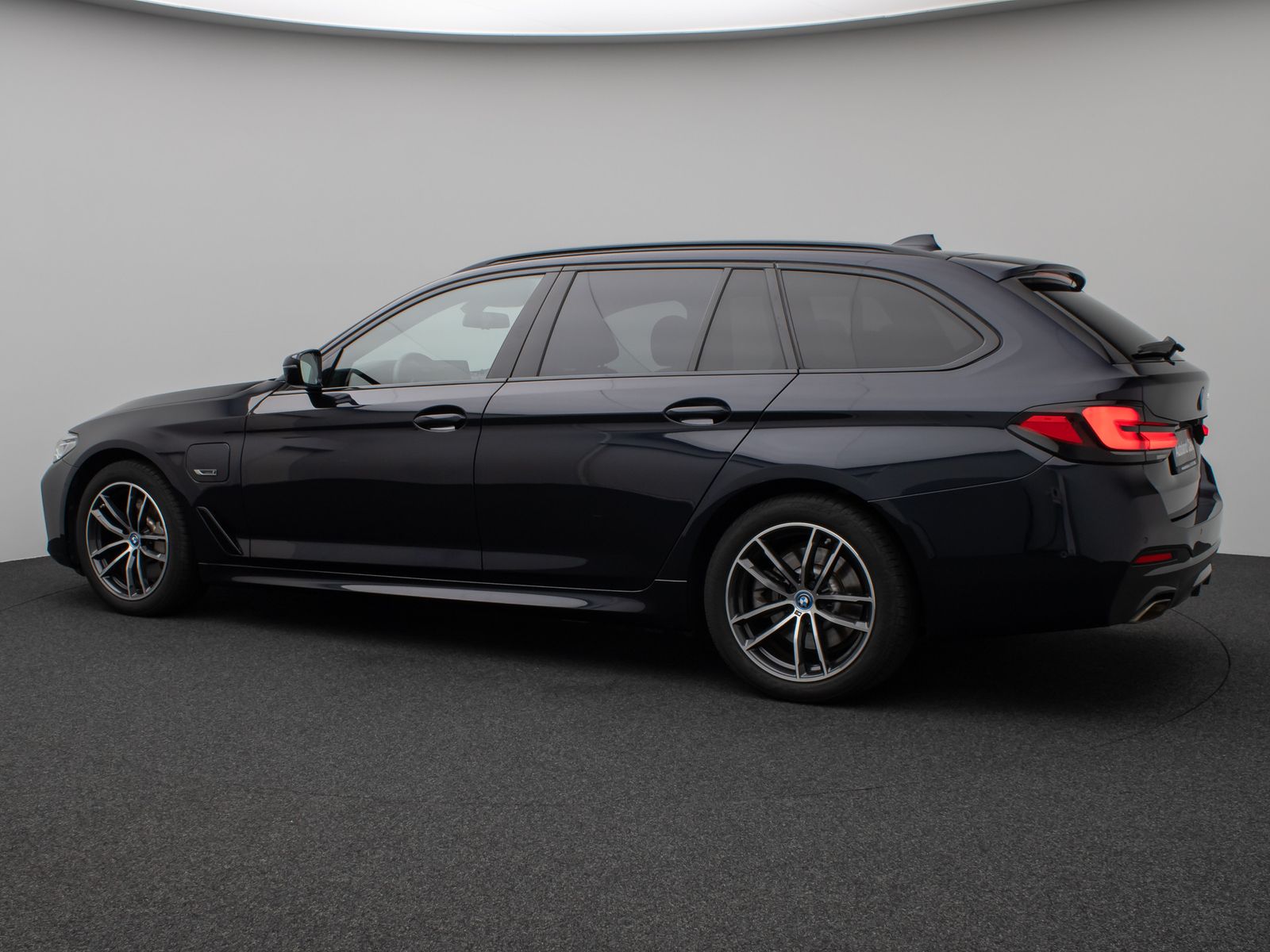 Fahrzeugabbildung BMW 530e M Sport Panorama Kamera DAB HiFi Alarm LED