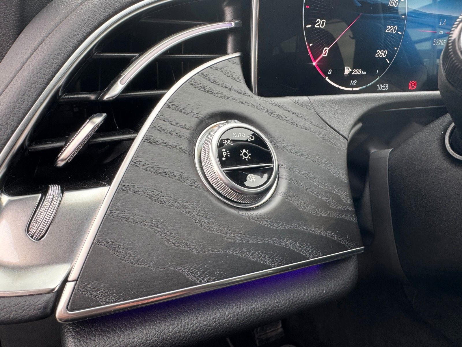 Fahrzeugabbildung Mercedes-Benz E 200 T Avantgarde Pano+AHK+R-Kamera+Keyless