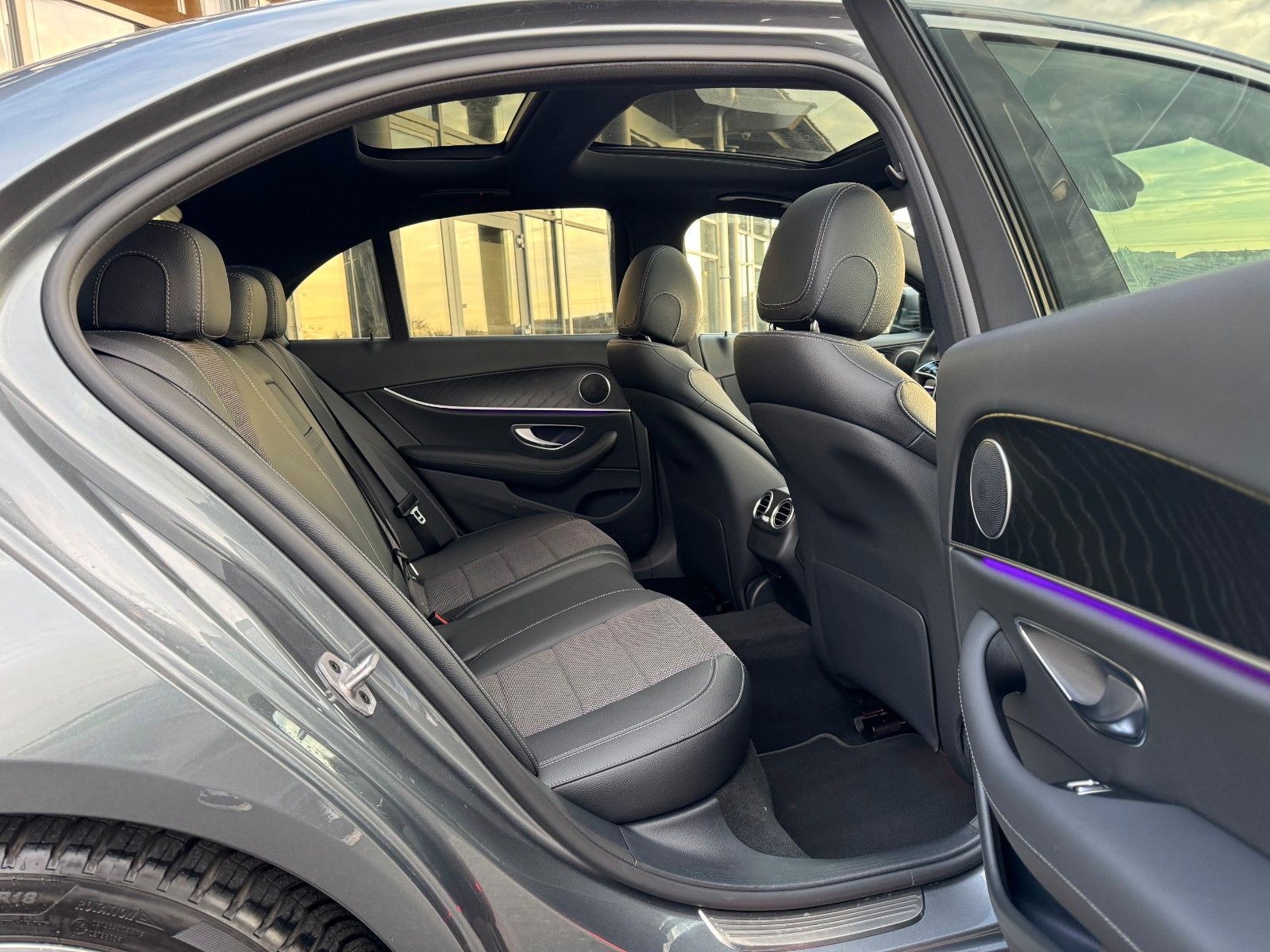 Fahrzeugabbildung Mercedes-Benz E 220d Avantgarde+Distr+Pano+AHK+MultiB+Ambiente