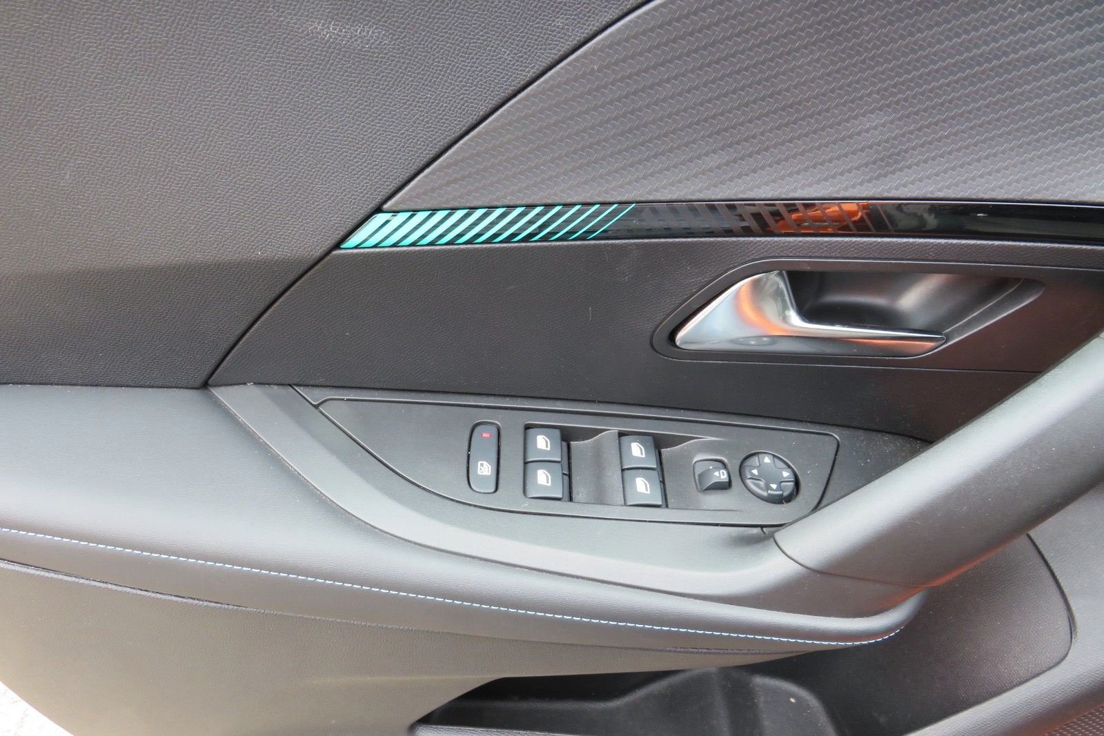Fahrzeugabbildung Peugeot 2008-E ALLURE APP-CONNECT PDC GRA TELVOR 1.Hd