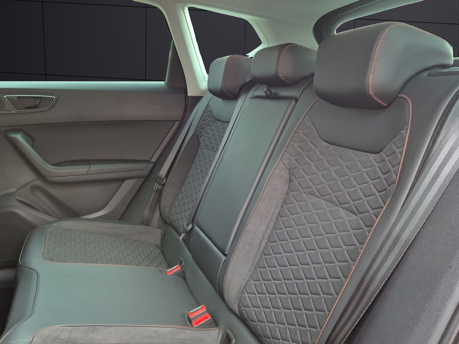 Fahrzeugabbildung SEAT Ateca TSI FR LED AHK CarPlay AID ACC RFK SHZ