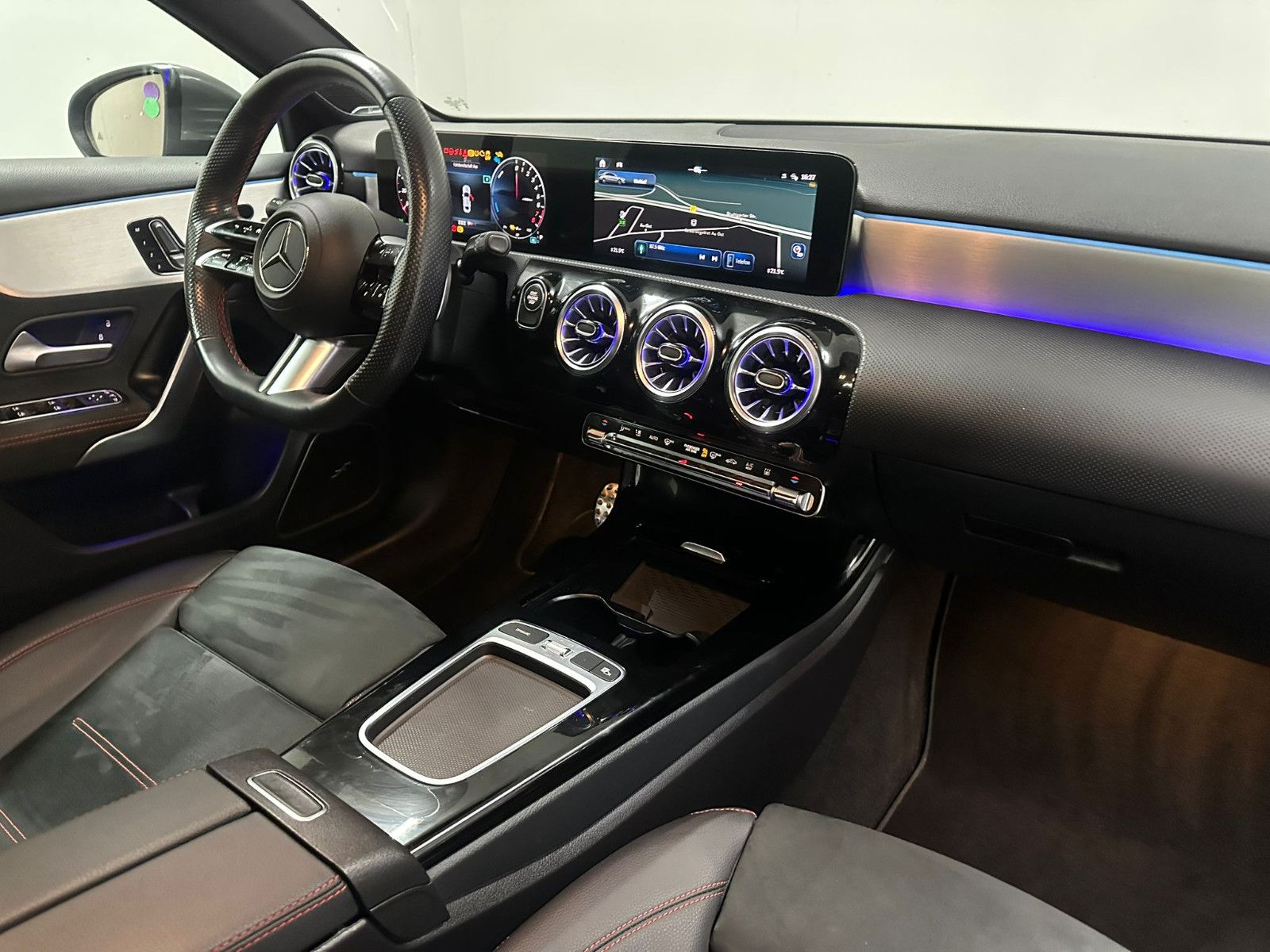 Fahrzeugabbildung Mercedes-Benz A 250 e AMG-LINE*HUD*DISTRO*LED*PANO*KEYLESS*360