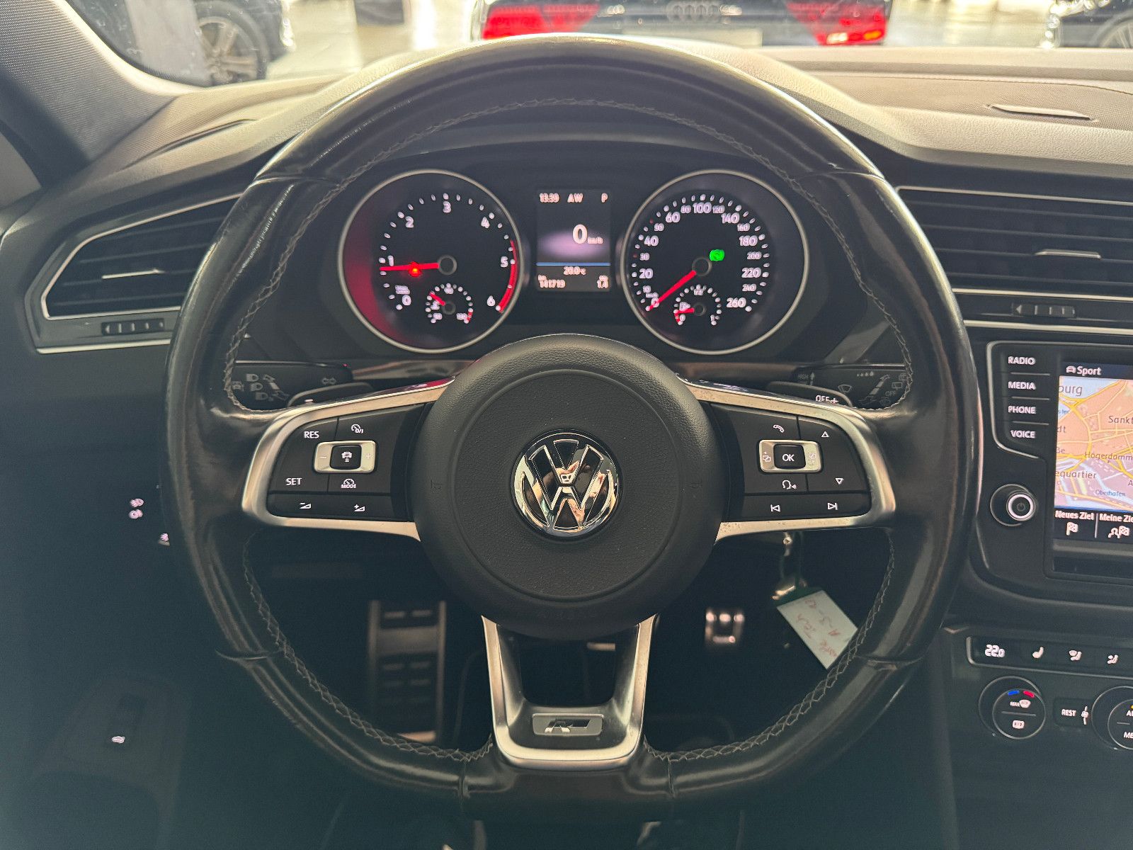 Fahrzeugabbildung Volkswagen Tiguan DSG 4MO 3X R-LINE PANO MEMORY BLACK STYLE