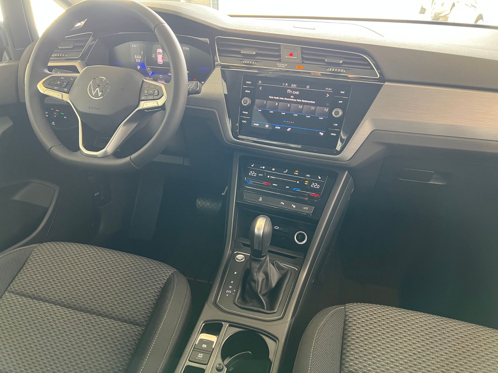 Fahrzeugabbildung Volkswagen Touran Comfortline 1.5 TSI DSG *AHK, LED, 7Sitze