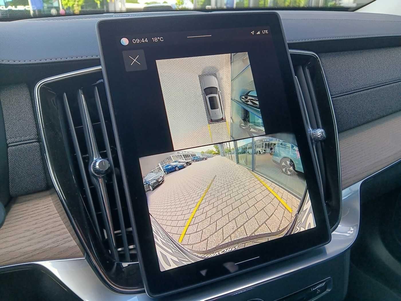 Fahrzeugabbildung Volvo XC90 T8 AWD Plug-in Hybrid Plus Dark