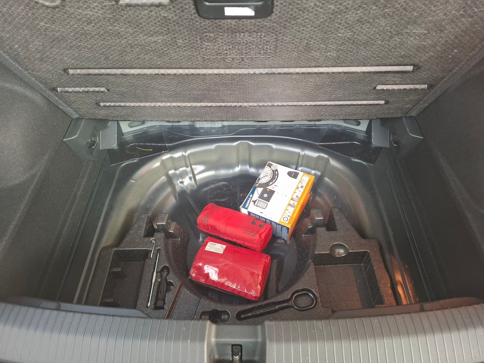 Fahrzeugabbildung Volkswagen T-Roc Life 1.0 TSI +Navi+Abg.Heckscheiben+Sitzh.