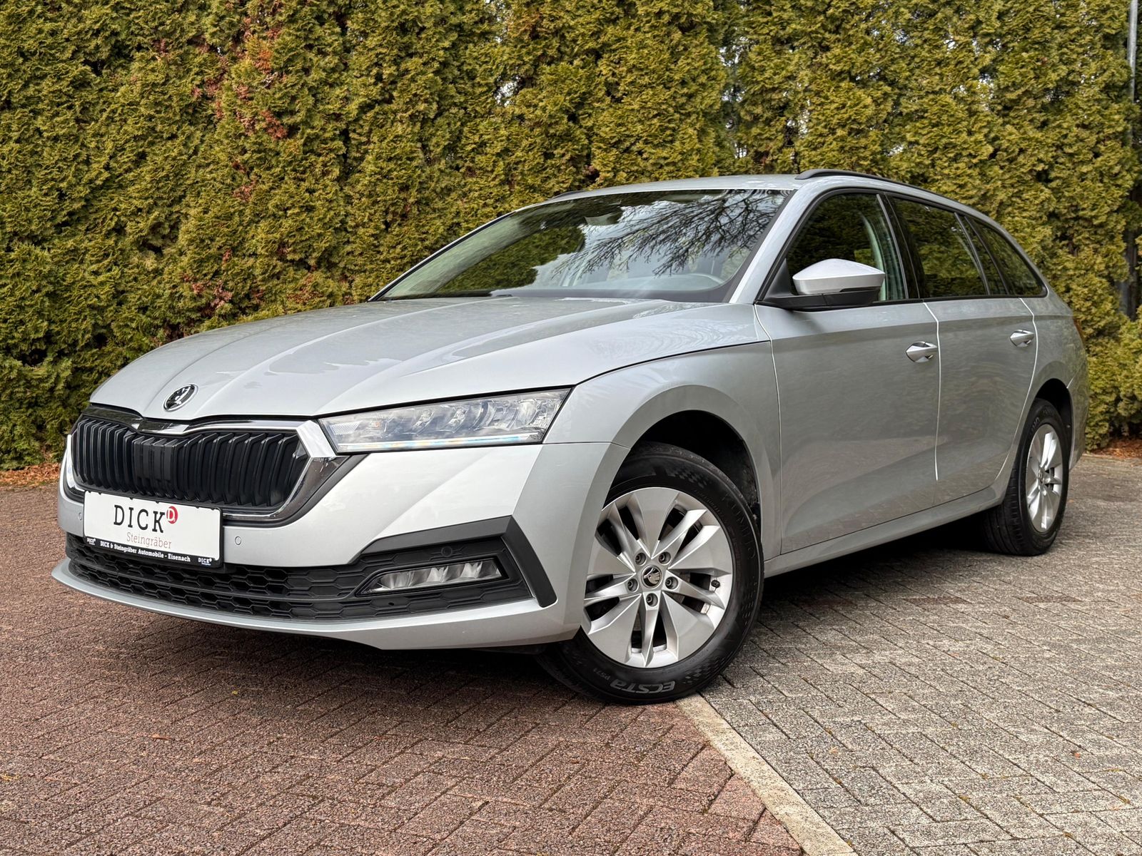 Fahrzeugabbildung SKODA Octavia 2.0 TDI Ambition LED+SHZ+AHK+CARPLAY+DAB