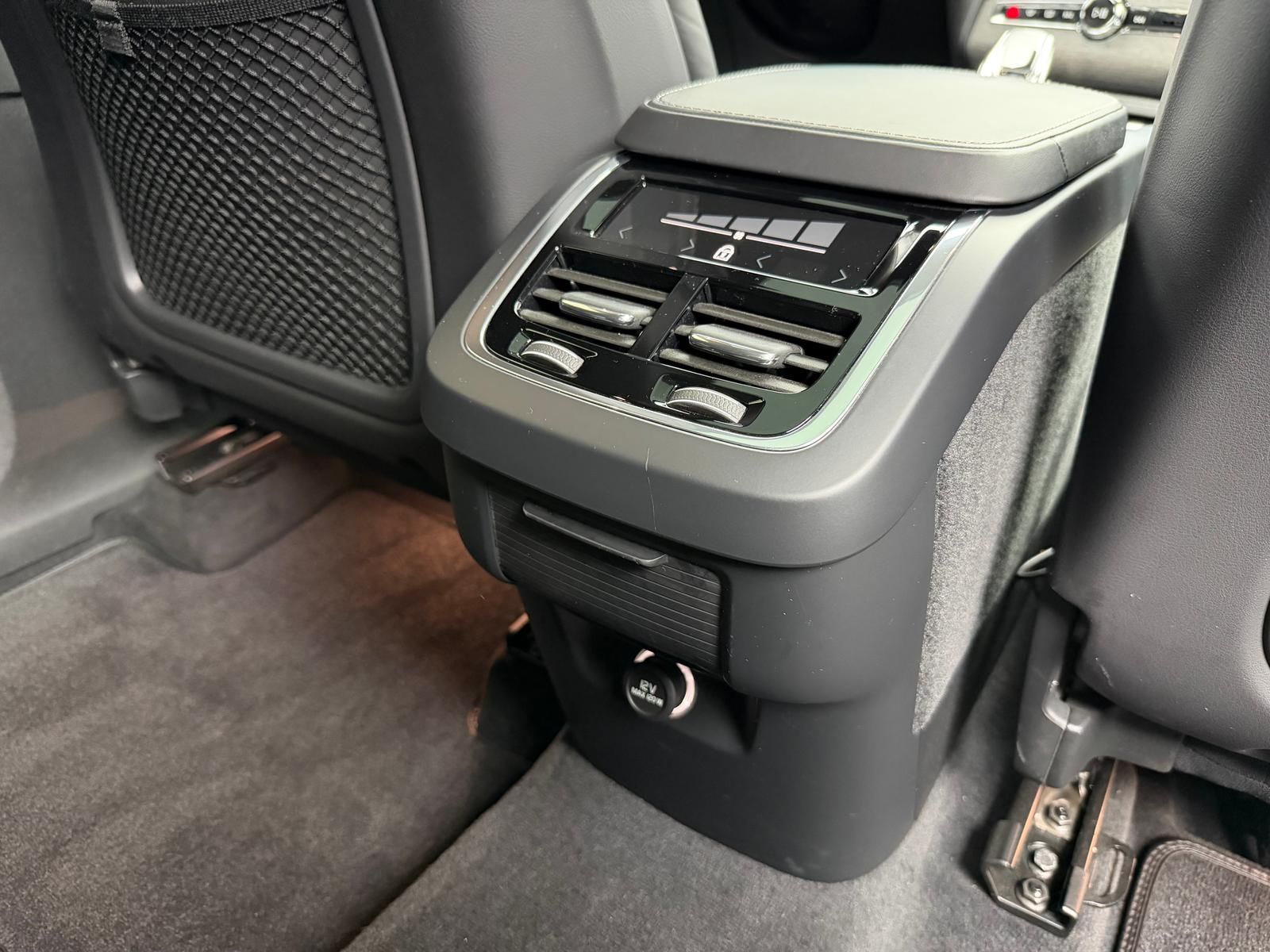 Fahrzeugabbildung Volvo XC90 B5PLUS 7-SITZE/AWD/PANO/H&K/ACC/360°/AHK/CA