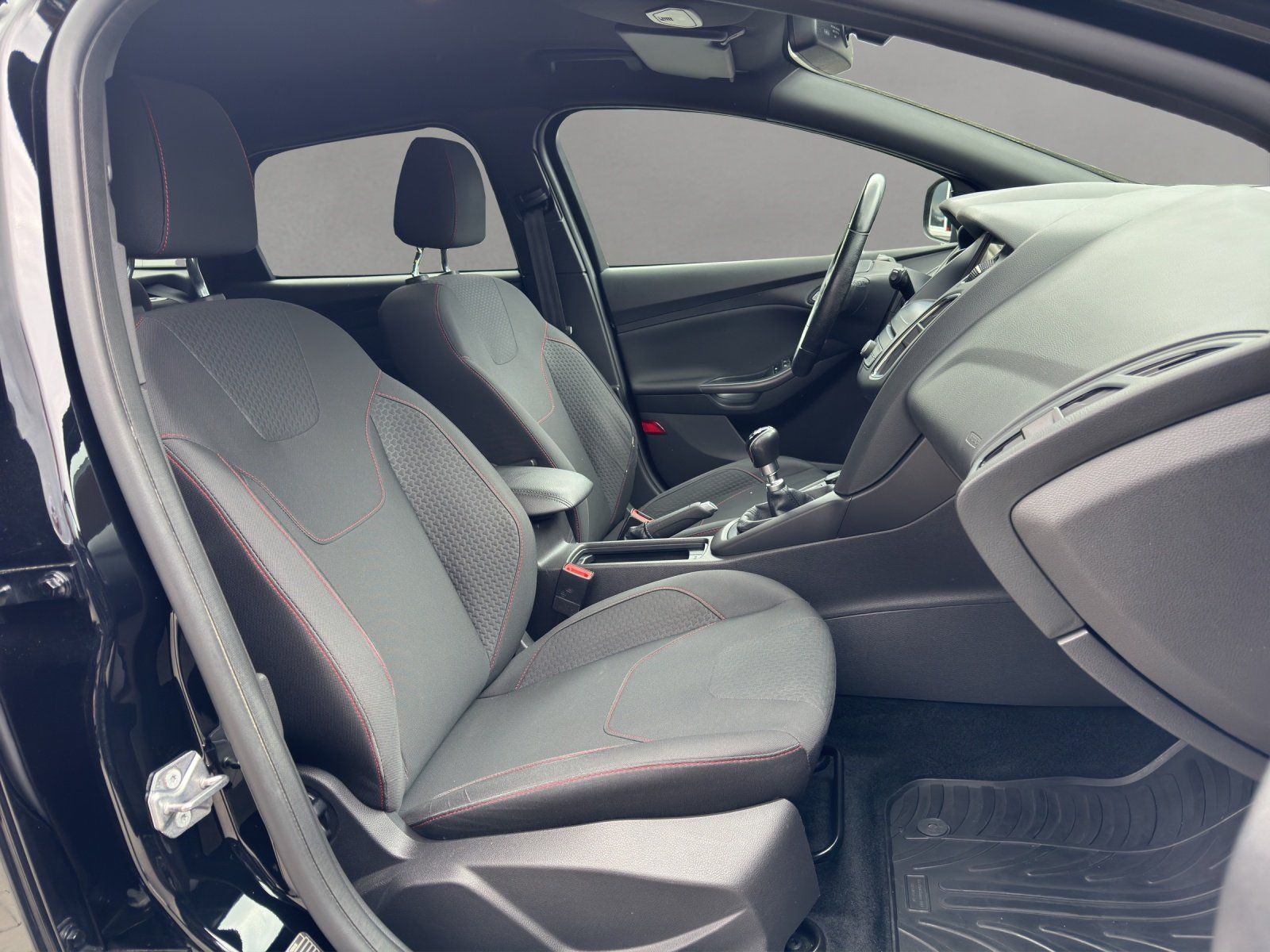 Fahrzeugabbildung Ford Focus 1.5 EcoBoost ST-Line Start/Stopp