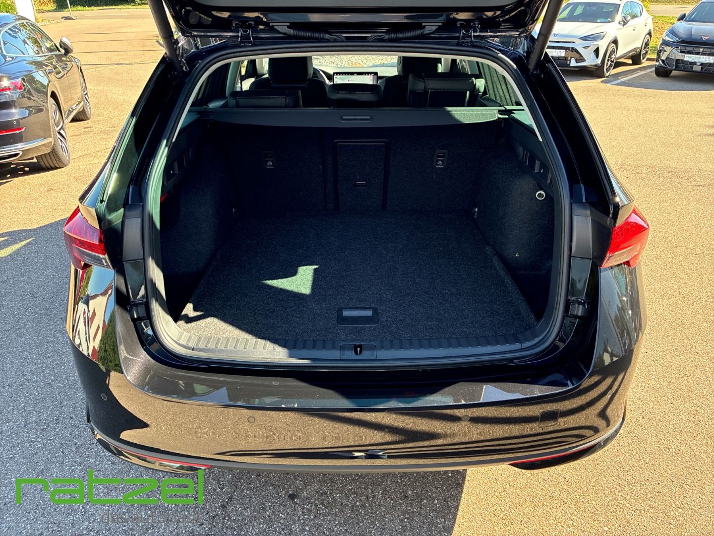 Fahrzeugabbildung SKODA Octavia Combi Selection 2.0 TDI HUD Navi Digital