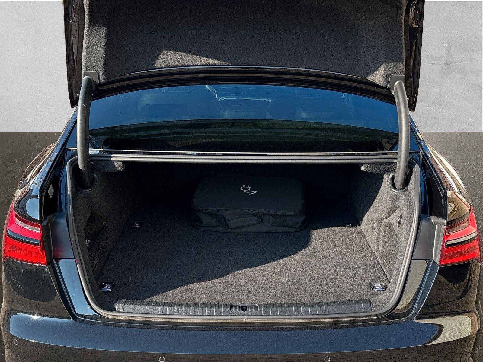 Fahrzeugabbildung Audi A6 Limo 50 TFSIe quattro S-Line AHK Ambiente