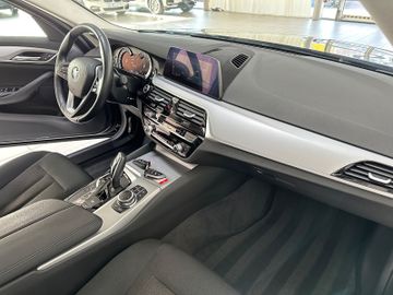 Fahrzeugabbildung BMW 530e iP Kamera Alarm LiveCockpitPlus Sport
