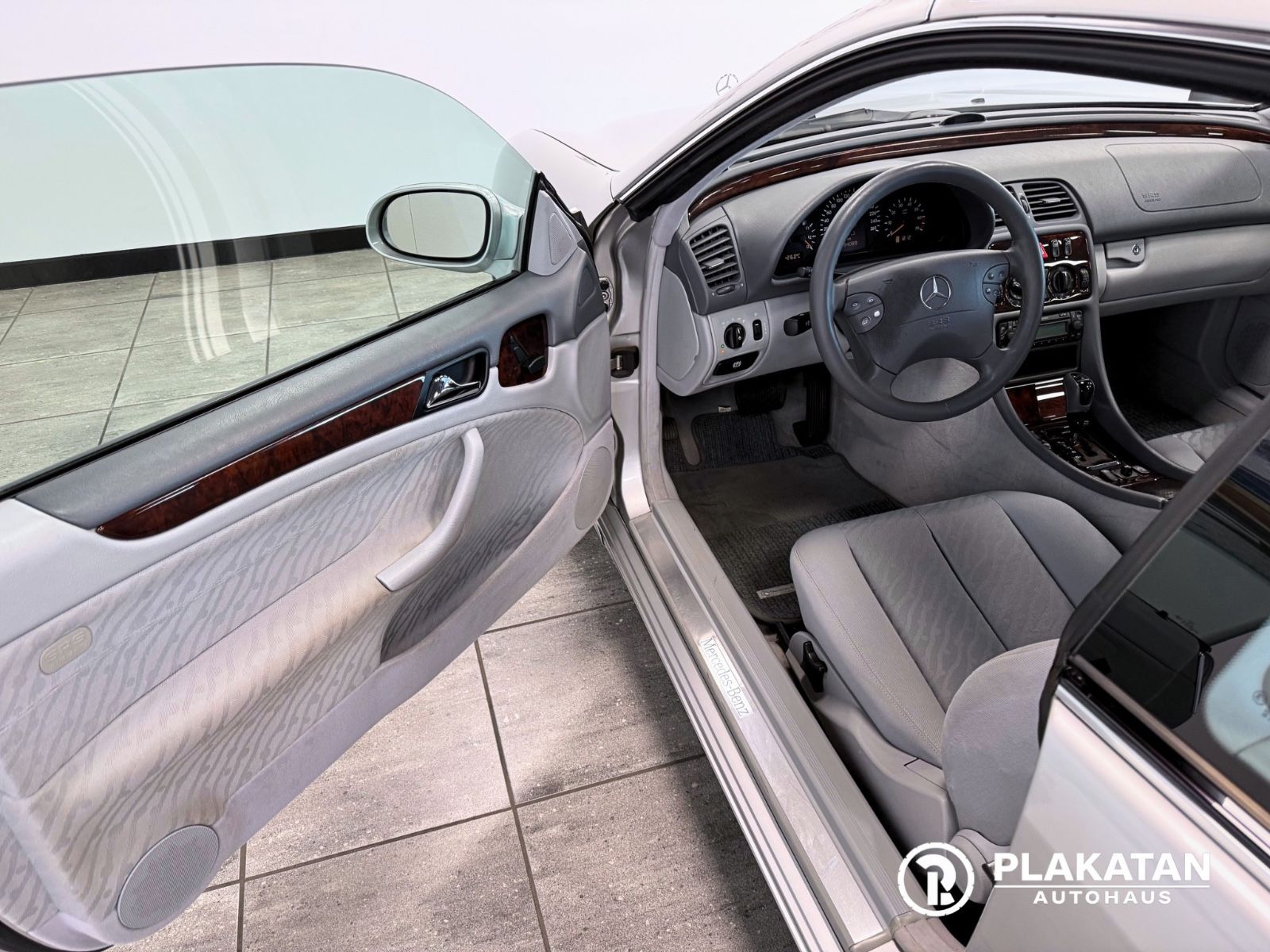 Fahrzeugabbildung Mercedes-Benz CLK 320 Elegance V6 Tempomat MB-Service