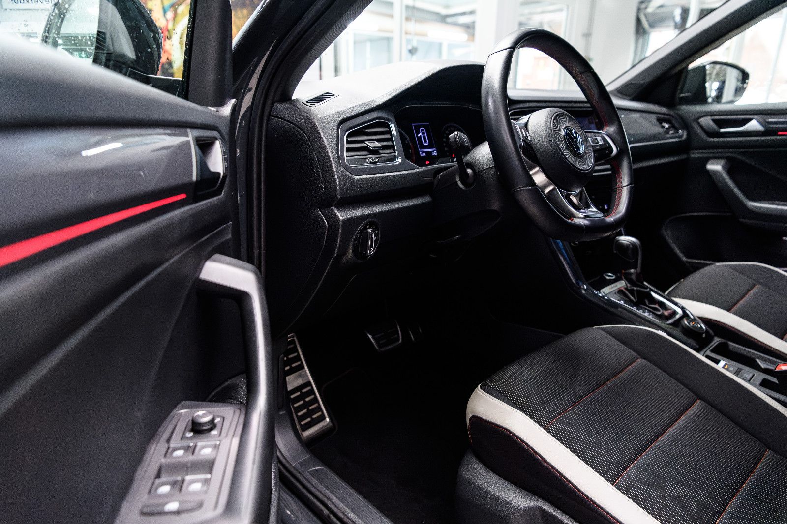 Fahrzeugabbildung Volkswagen T-Roc Sport 2.0 DSG 4Motion AHK SHZ ACC