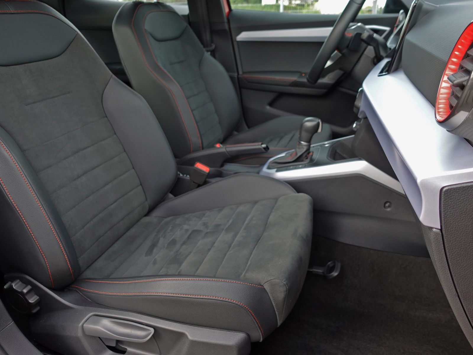 Fahrzeugabbildung SEAT Arona 1.5 TSI DSG FR Full Link ACC RFK DINAMICA