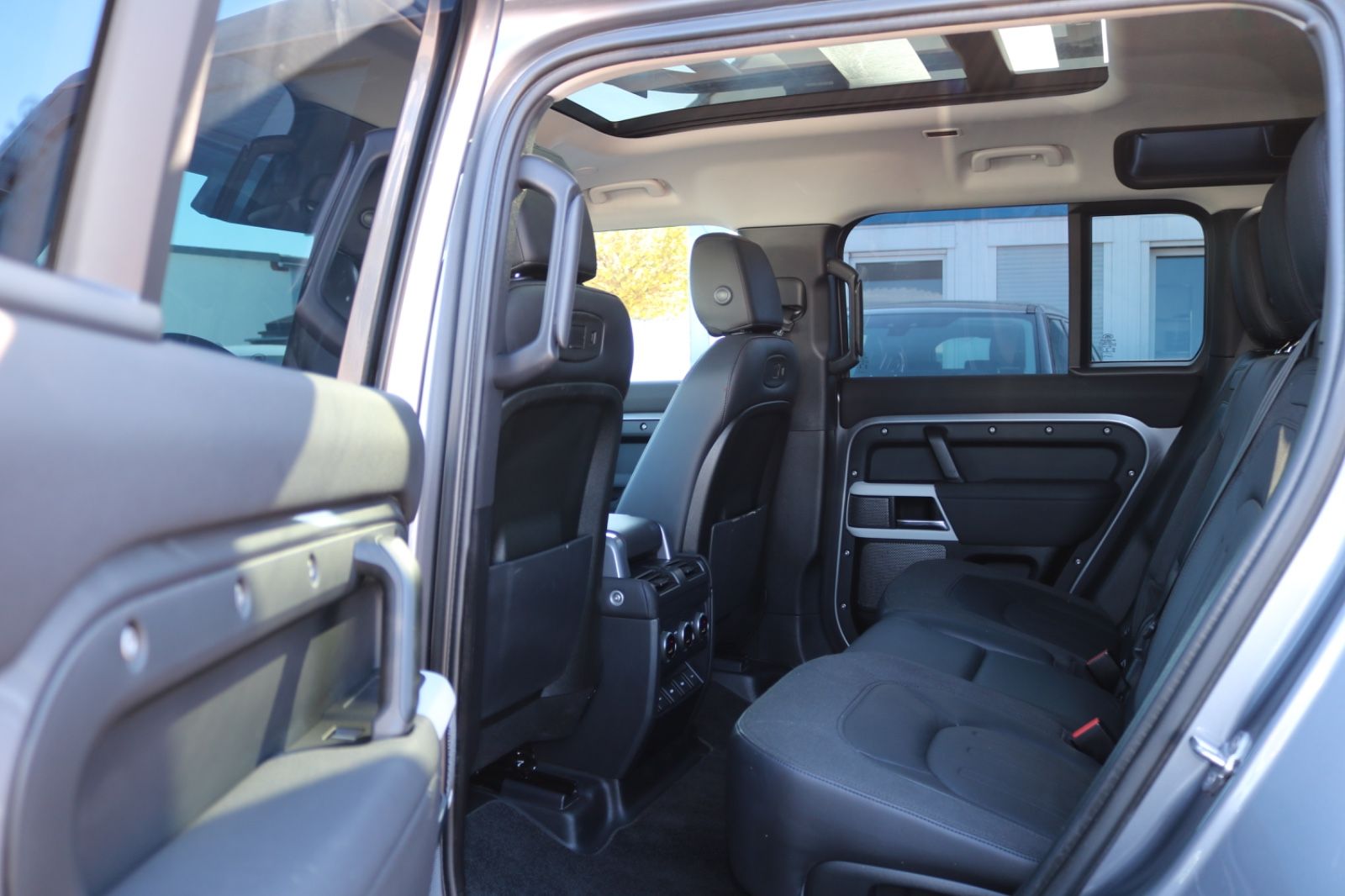 Land Rover Defender D240 S AWD/7 SITZER/PANO/AHK/MERIDIAN/ foto 14