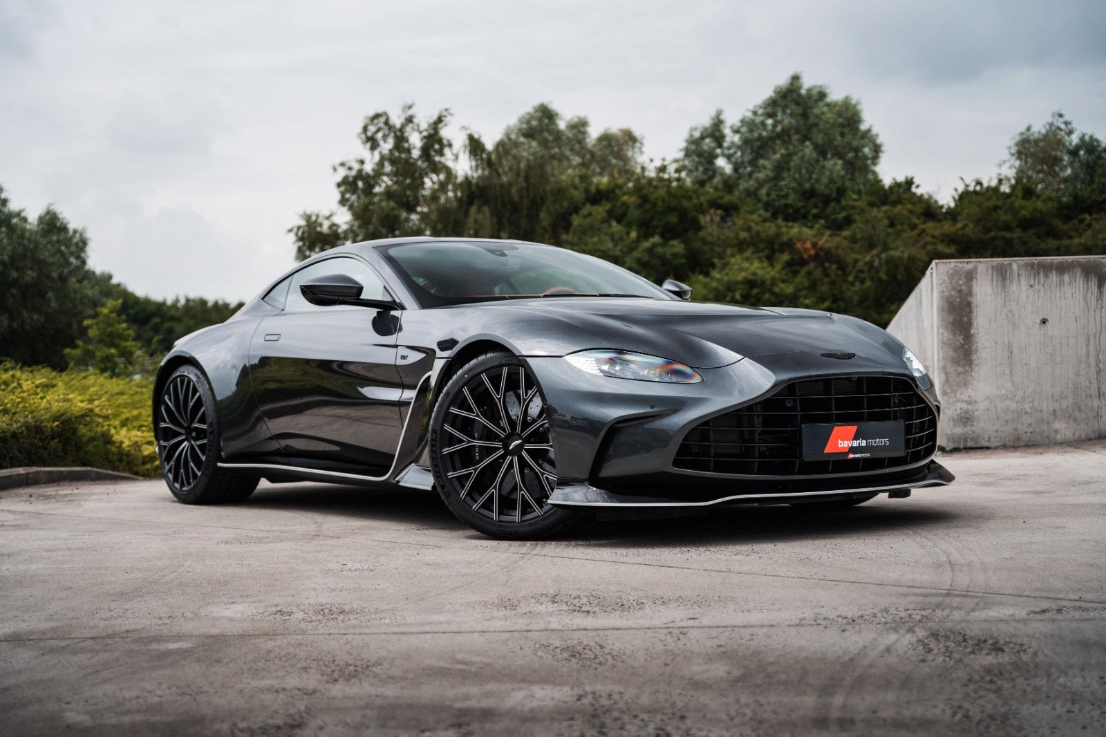 Aston Martin V12 Vantage Coupé /1 of 333/Xenon Grey/Oxide Red