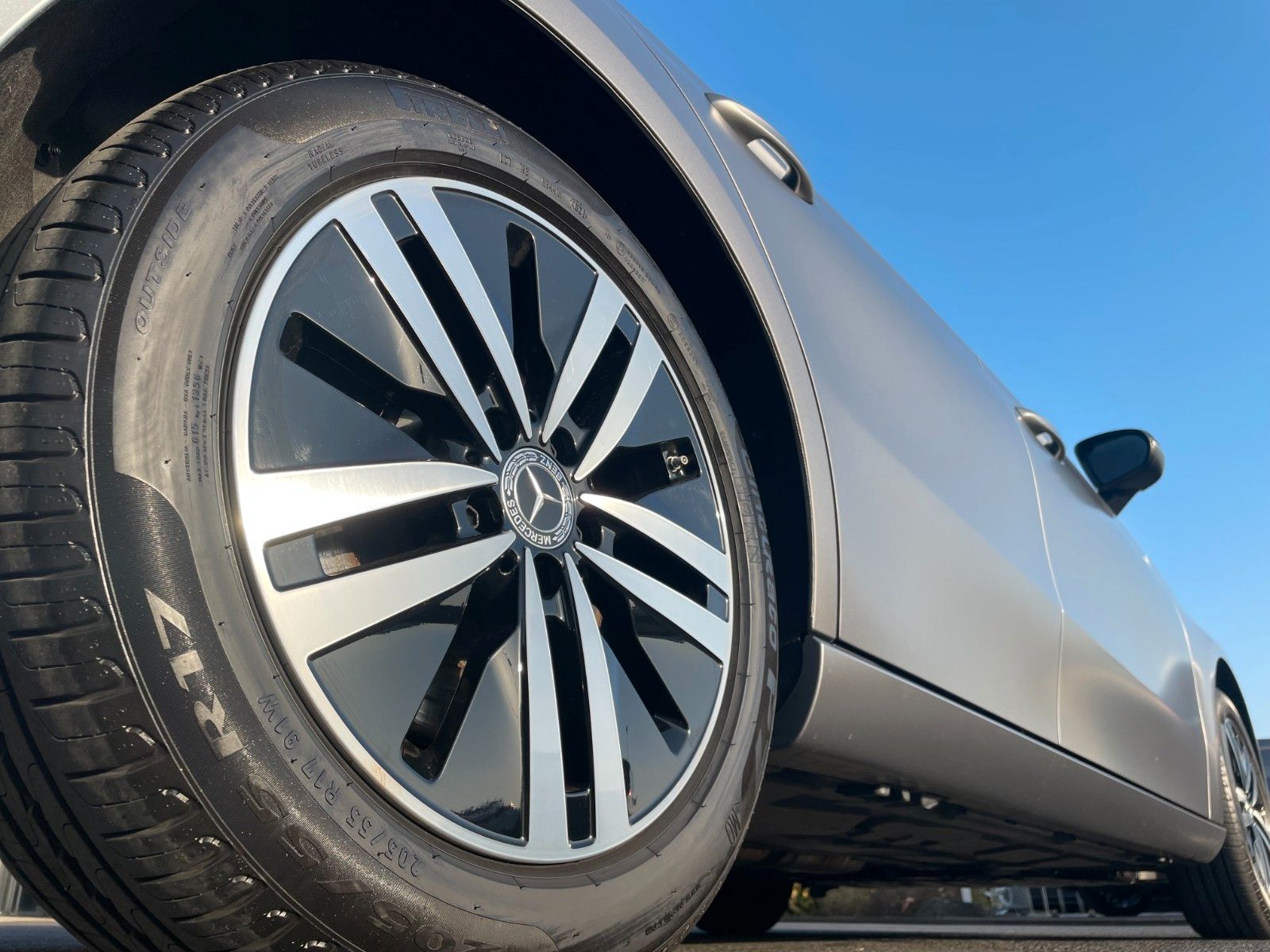 Fahrzeugabbildung Mercedes-Benz A 250e Progressive Night+AHK+Kamera+ILS+Ambiente