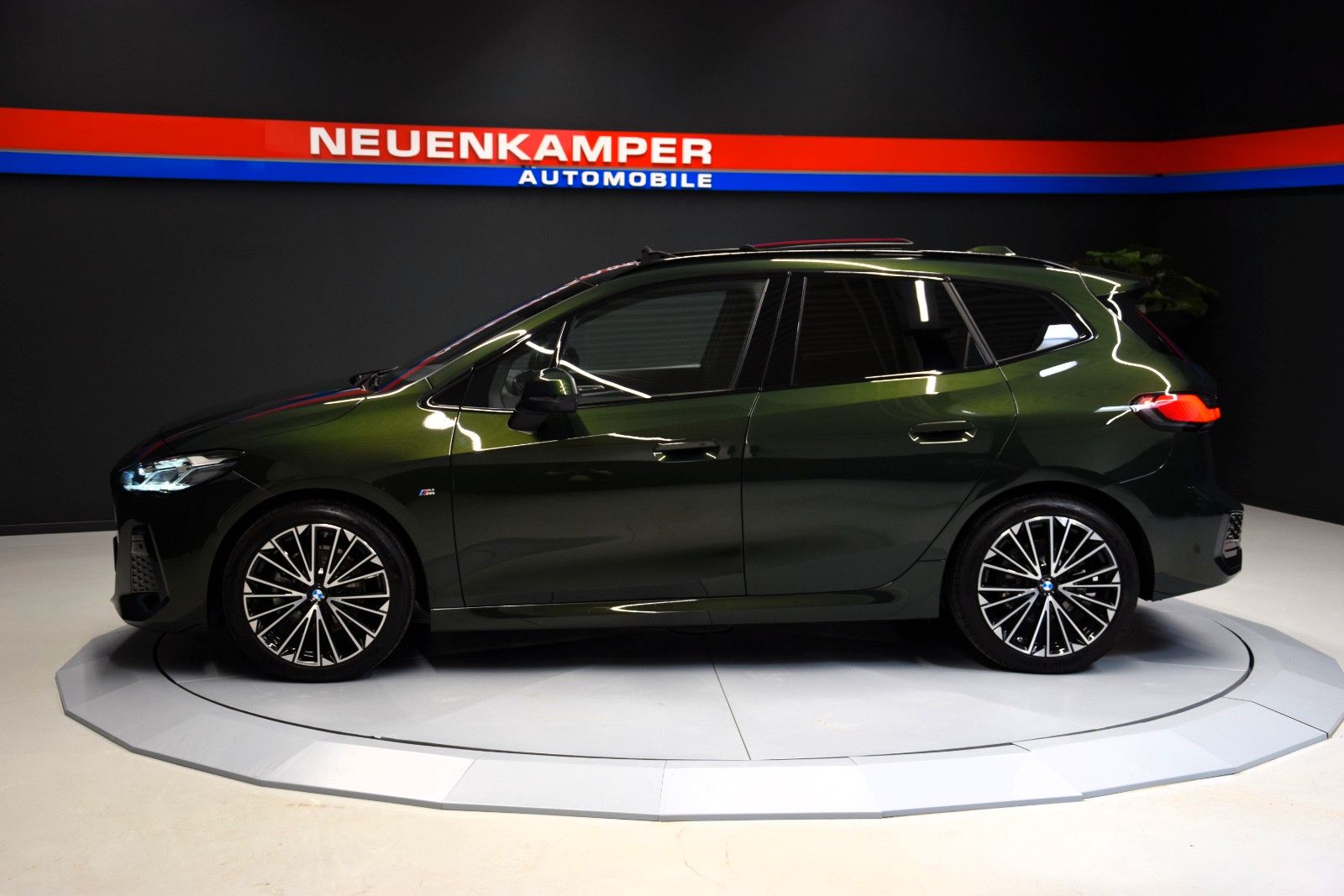 Fahrzeugabbildung BMW 218 i Active Tourer M Sport HuD Leder Pano AHK