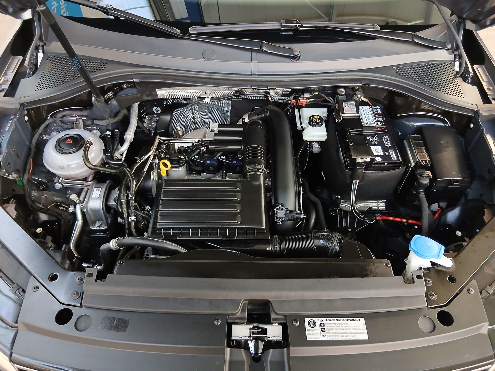 Fahrzeugabbildung Volkswagen Tiguan 4 Motion Comfortline +AHK + Light-Assist