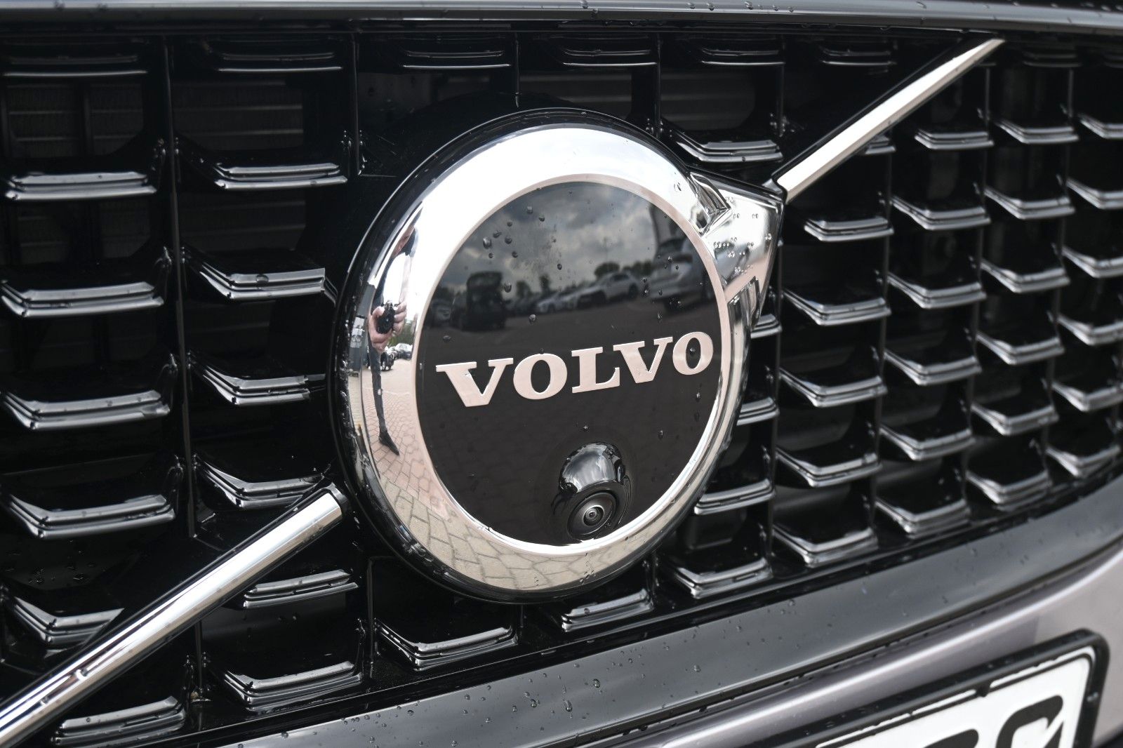 Fahrzeugabbildung Volvo V60 B4 Benzin DKG Plus Dark*FSHZG*360°*ACC*AHK