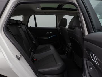 Fahrzeugabbildung BMW 330e xDr Tour Sport Line ACC HUD Pano HiFi Laser