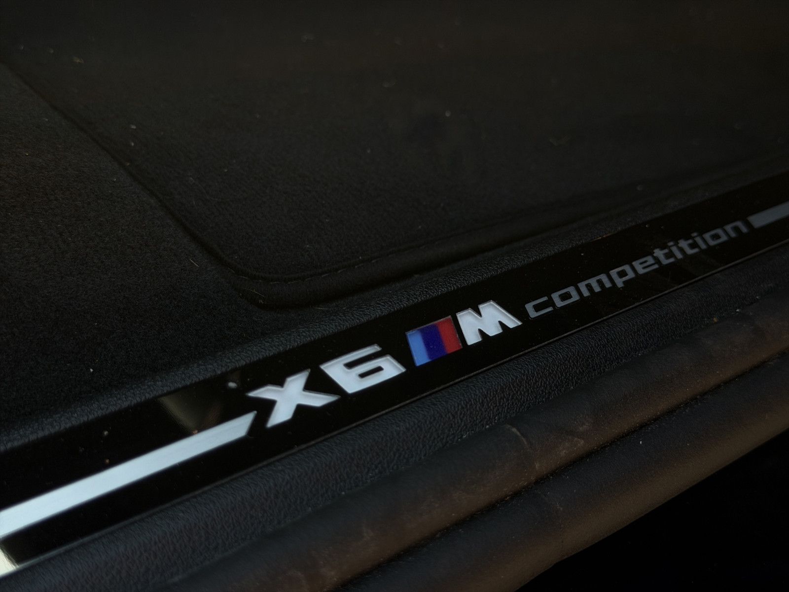 Fahrzeugabbildung BMW X6 M Competition/Massage/Shadow/360°/H&K