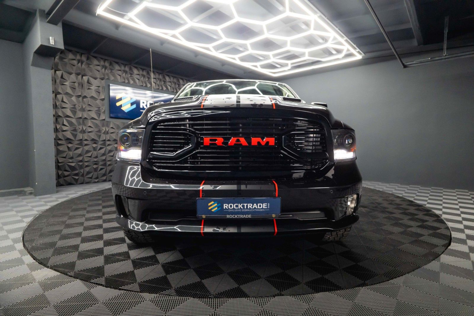 Fahrzeugabbildung Dodge RAM 5.7 V8 HEMI 4x4 OFFROAD Night-Paket LONGBED