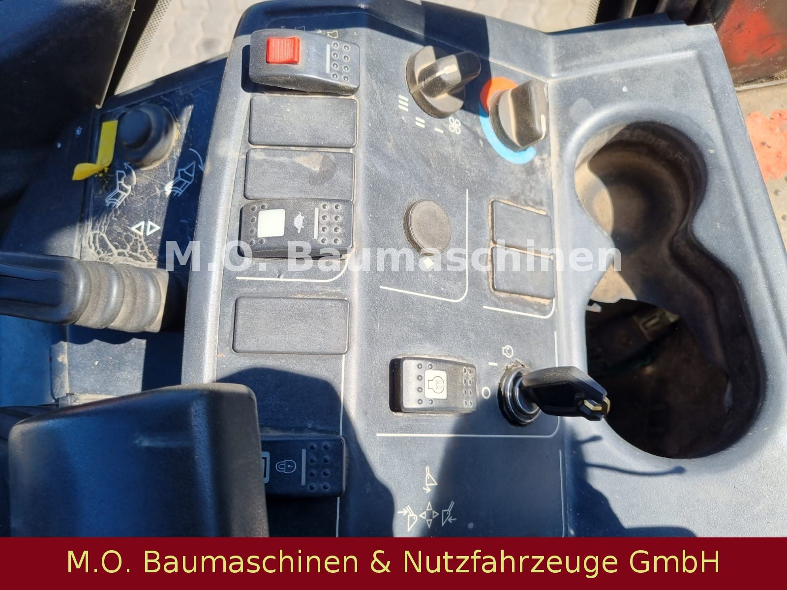 Fahrzeugabbildung CAT 906  / Klappschaufel /  SW /