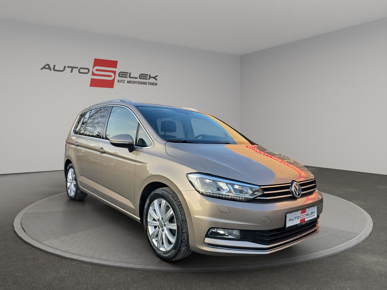 Fahrzeugabbildung Volkswagen Touran Highline+NAVI+LEDER+LED+AHK+TEMPOMAT+DSG