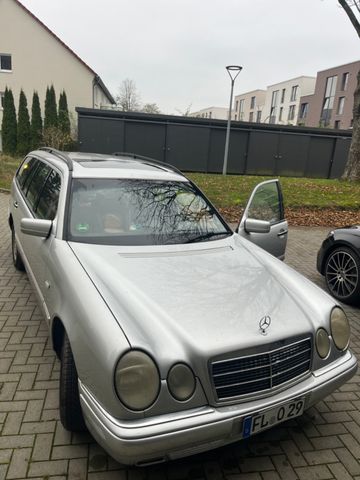 Mercedes-Benz E 240 T-Automatik-TÜV April 2025 