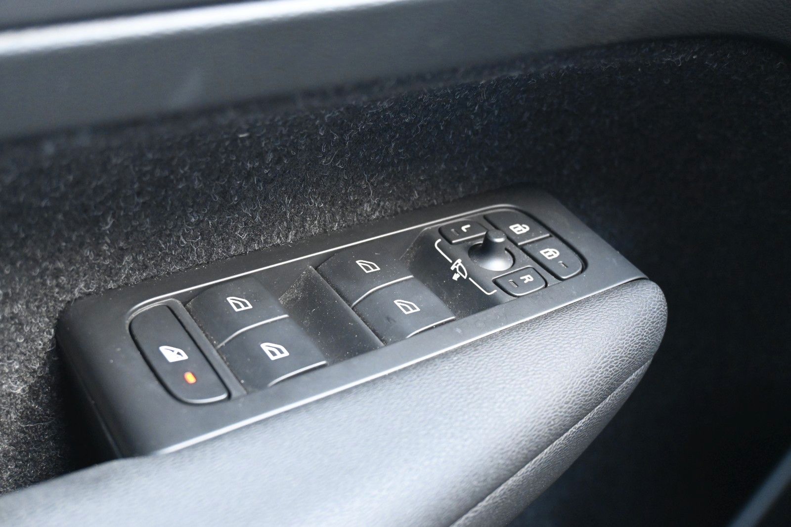 Fahrzeugabbildung Volvo XC40 T4 FWD Autom. R-Design*FSHZG*H&K*RFK*ACC*