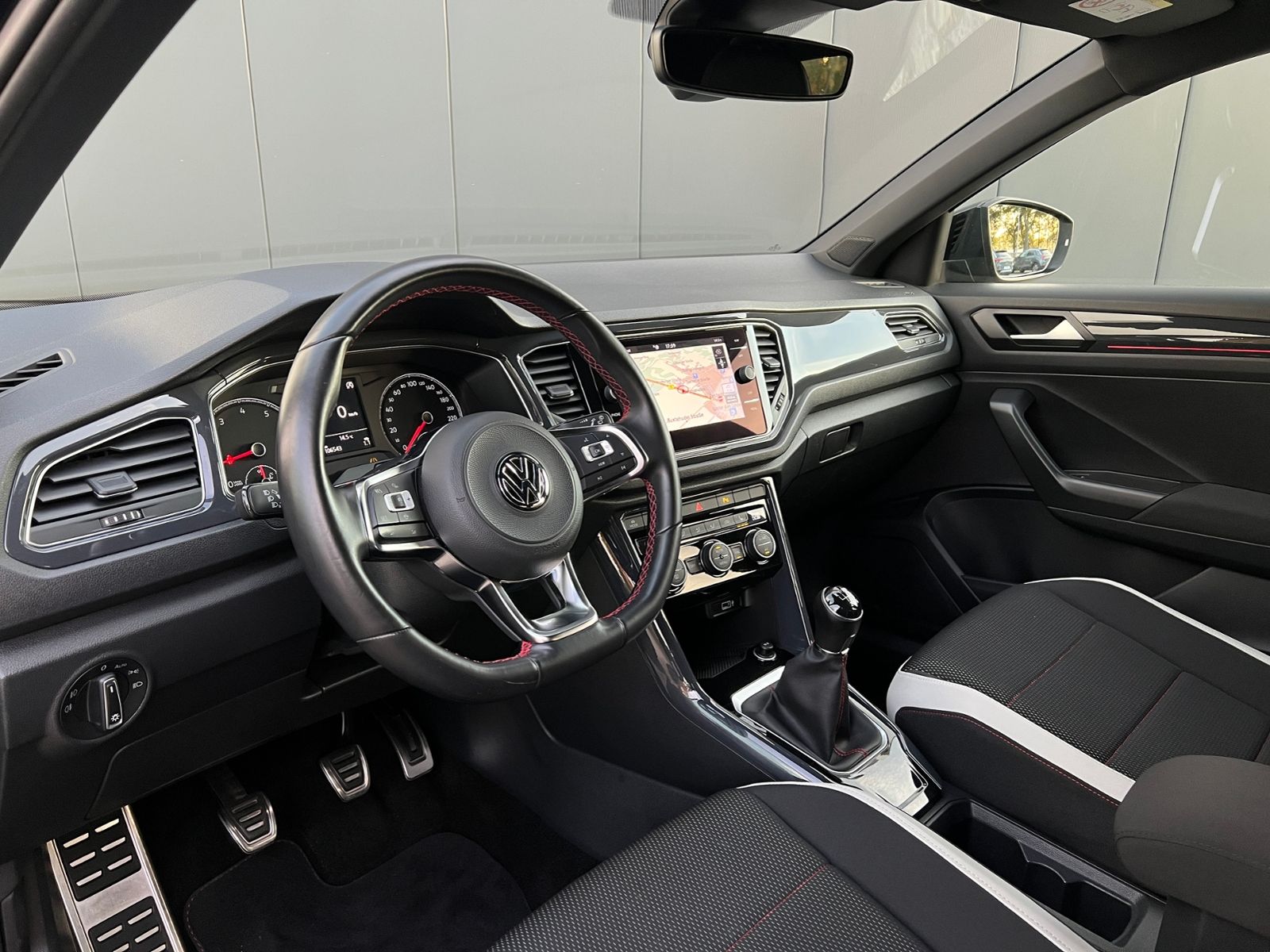 Fahrzeugabbildung Volkswagen T-Roc 1.5 TSI Sport *AHK,ACC,17"-LM*