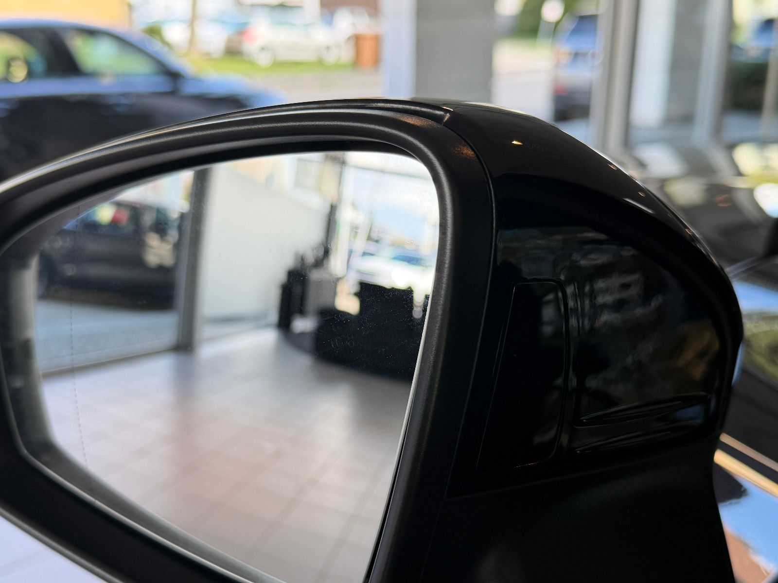 Fahrzeugabbildung Volkswagen Tiguan Allspace R-Line /PANO/HUD/HARMAN-KARDON/